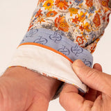 Chemise à manches longues orange à motif floral en voile de coton (zoom poignet et revers de manche)