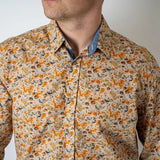 Chemise manches longues beige imprimé automnal (zoom poitrine)