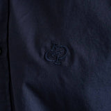 Chemise homme à manches longues bleu marine en popline (zoom broderie)