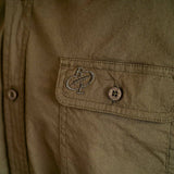 Chemise homme à manches longues kaki en popline (zoom poche poitrine)