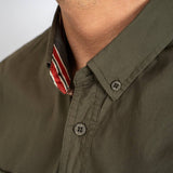 Chemise homme à manches longues kaki en popline 2 poches poitrine (zoom col)