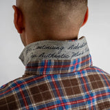 Chemise homme marron à manches longues et motif à carreaux en flanelle (zoom sur le col)