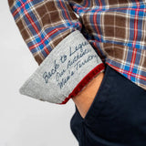 Chemise homme marron à manches longues et motif à carreaux en flanelle zoom revers de manche)