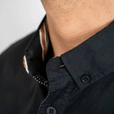 Chemise à manches longues noire en popline 2 poches poitrine (zoom col)