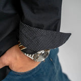 Chemise à manches longues noire en popline 2 poches poitrine (zoom poignet)