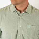 Chemise vert clair en tissu éponge pour Hommes (zoom poitrine et col)