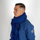 Foulard écharpe en laine bleu roi BACK to LEGEND (vue de profil)
