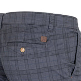 Pantalon cargo gris à carreaux pour hommes (zoom sur les poches)