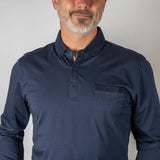 Polo homme bleu marine à manches longues - 100% coton mercerisé (zoom poitrine et col)
