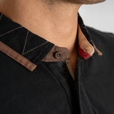 Polo noir manches longues brodé d'un ballon de rugby BACK to LEGEND (zoom sur le col)