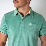 Polo homme vert amande en tissu éponge (zoom poitrine)