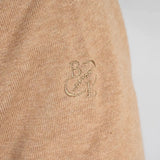 Pull col camionneur beige clair en coton et cachemire BACK to LEGEND (zoom broderie)