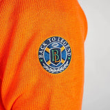 Pull orange full zip torsadé pour homme BACK to LEGEND (zoom sur le badge brodé)