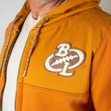 Sweat à capuche ocre en molleton gratté bi matière (zoom poitrine et col)