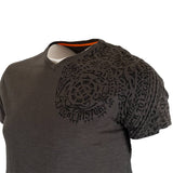 T-shirt kaki col V imprimé maori (zoom poitrine et col)