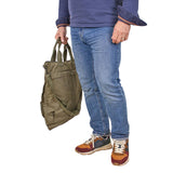 Sac baroudeur kaki Blacks Legend porté façon cabas