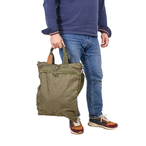 Sac baroudeur kaki Blacks Legend porté à la main