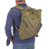 Sac baroudeur kaki Blacks Legend porté façon sac à dos