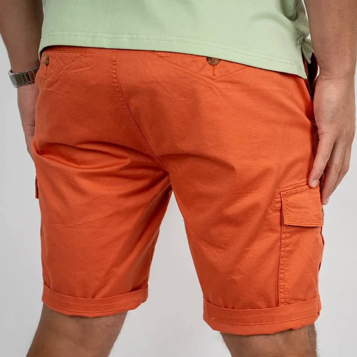 Bermuda cargo orange pour homme Blacks Legend (vue arrière)