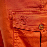 Bermuda cargo orange pour homme Blacks Legend (zoom broderie)