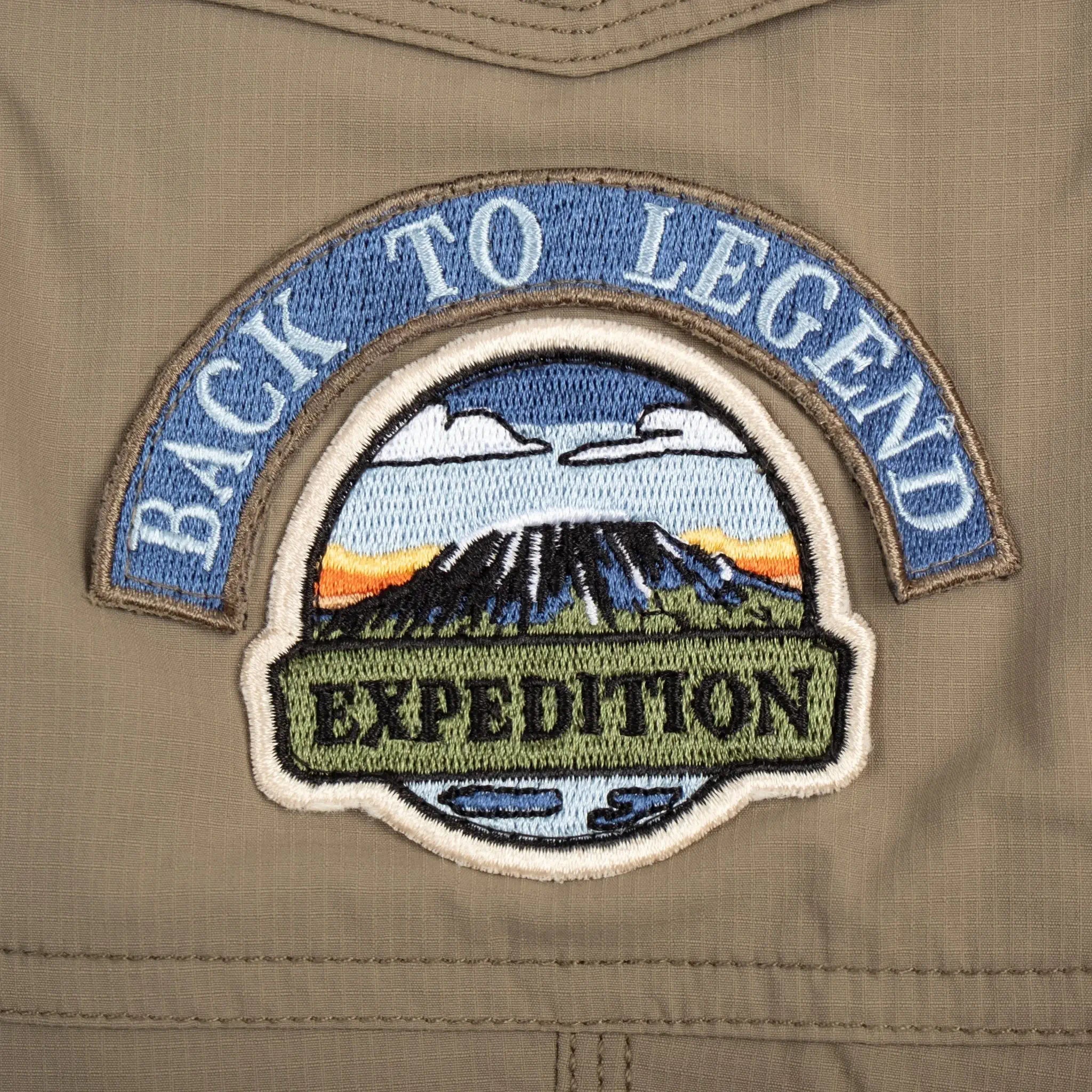 Bermuda coupe cargo vert amande pour homme BACK TO LEGEND (zoom badget expédition)