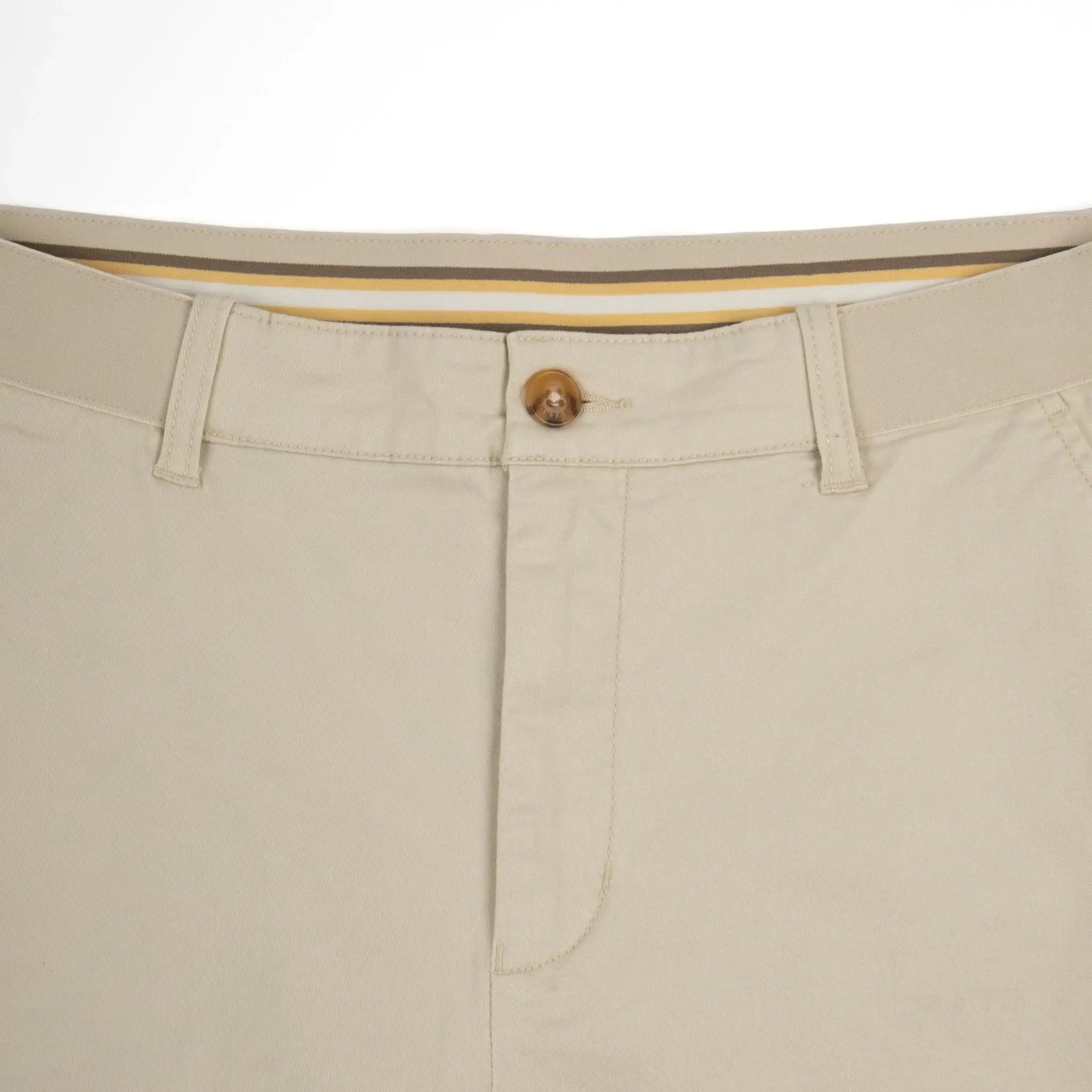 Bermuda coupe chino beige pour homme BACK TO LEGEND (zoom fermeture et passants de ceinture)