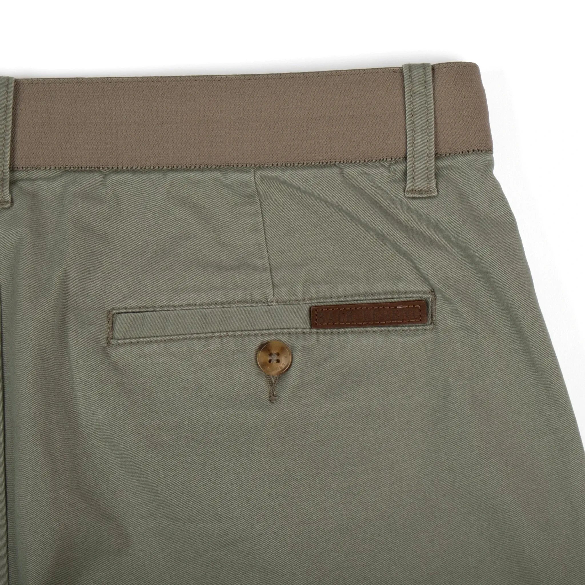 Bermuda coupe chino vert amande pour homme BACK TO LEGEND (zoom poche arrière)