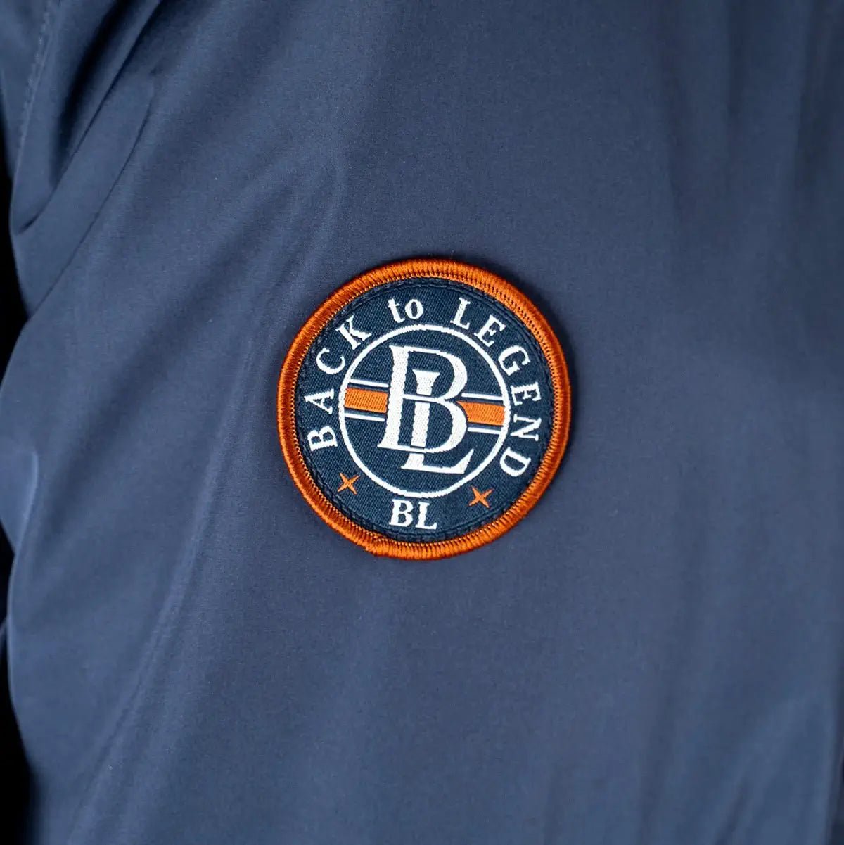 Blouson homme déperlant bleu marine (zoom blason BACK to LEGEND)