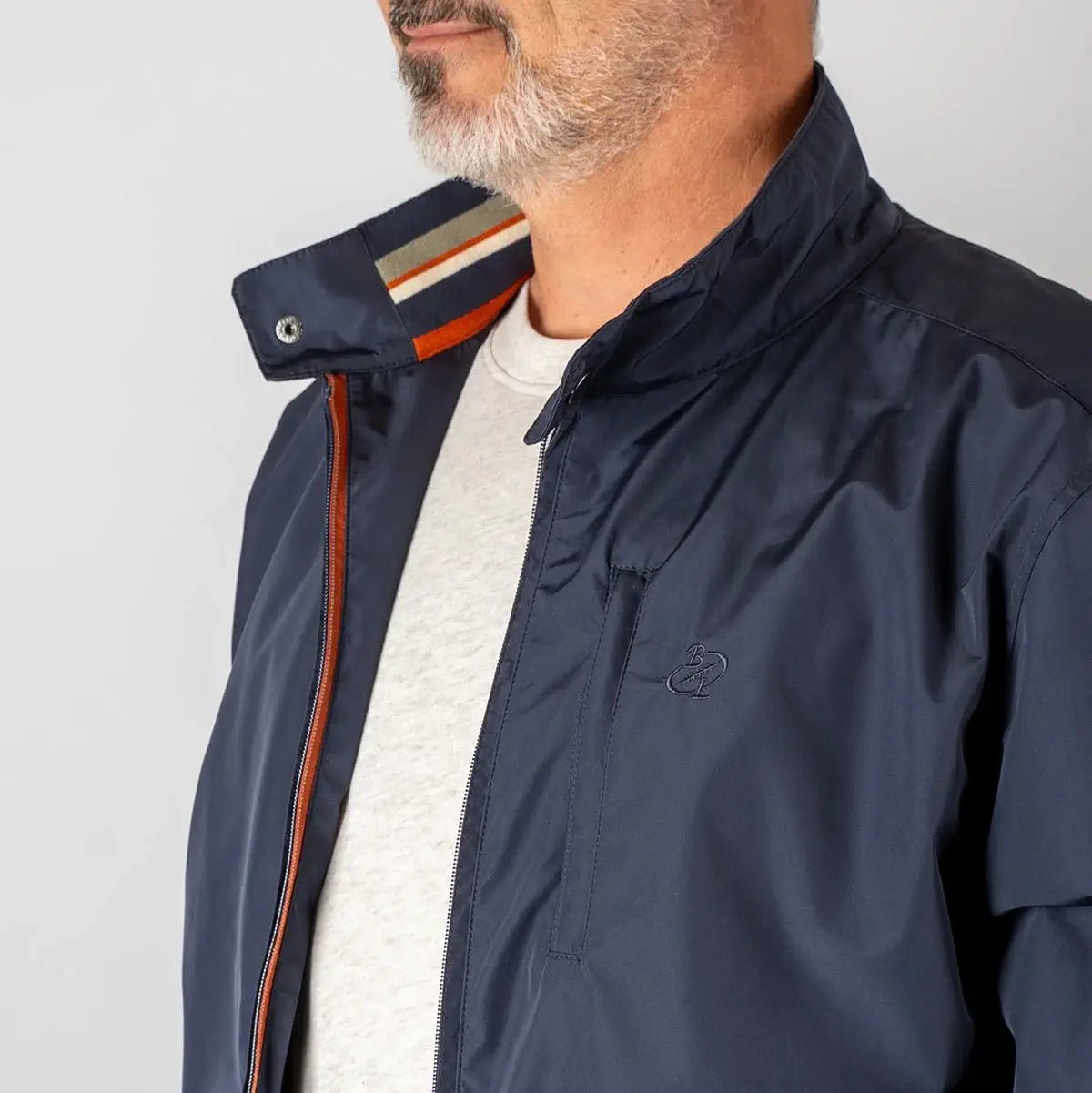 Blouson homme déperlant bleu marine (vue zip et col)