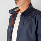 Blouson homme déperlant bleu marine (vue zip et col)