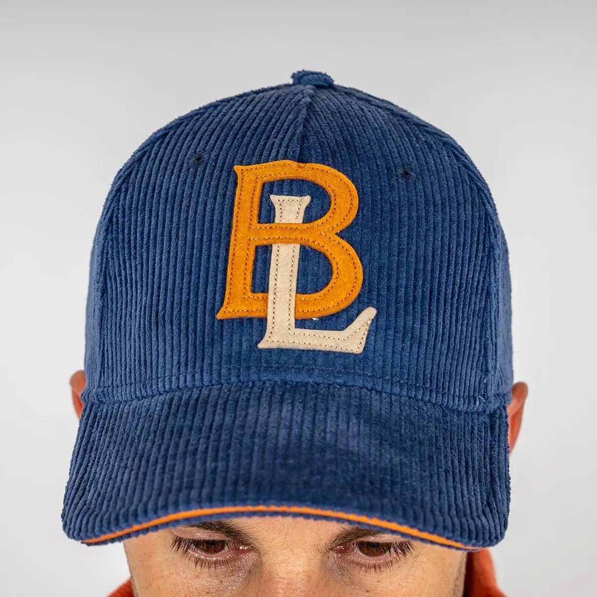 Casquette bleu indigo en velours BACK to LEGEND (zoom logo)