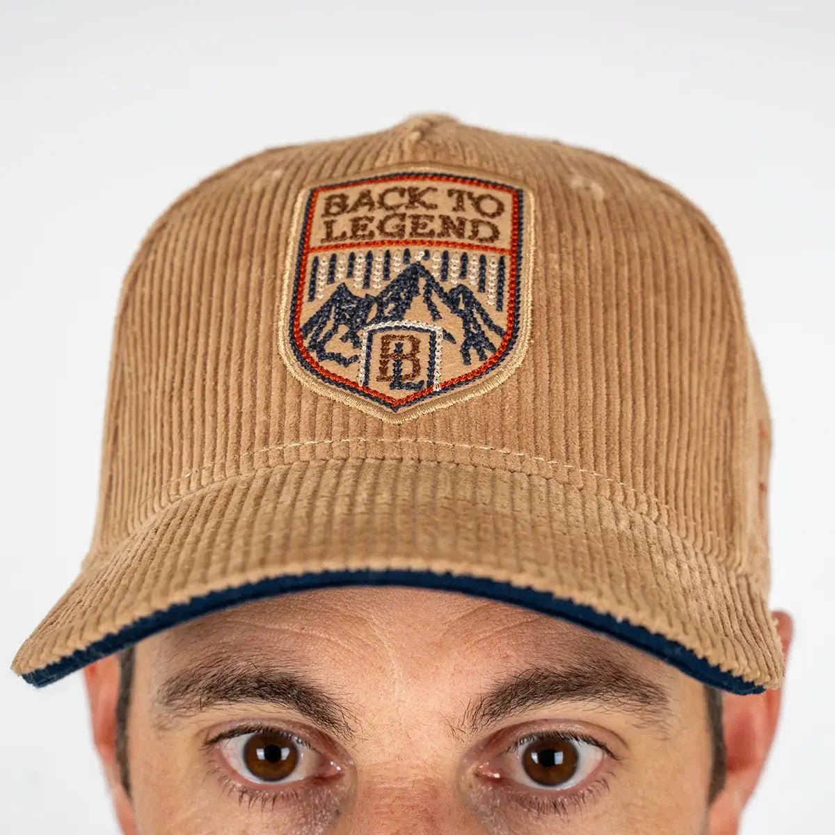 Casquette kaki en velours BACK to LEGEND (zoom blason et visière)