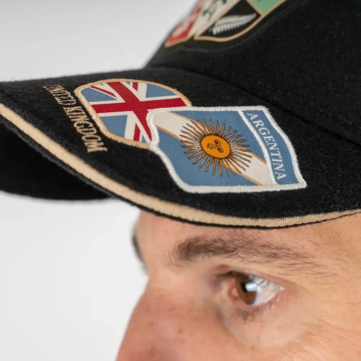 Casquette en velours BARBARIANS multi-nations noire (zoom sur la visière)