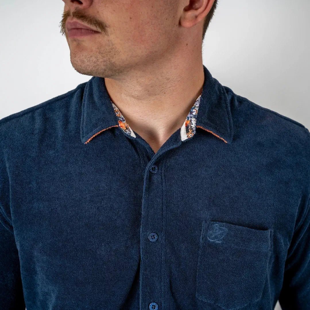 Chemise homme bleu marine en tissu éponge (vue poitrine et col)