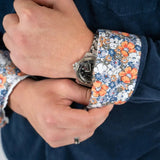 Chemise homme bleu marine en tissu éponge (zoom poignets fleuris)