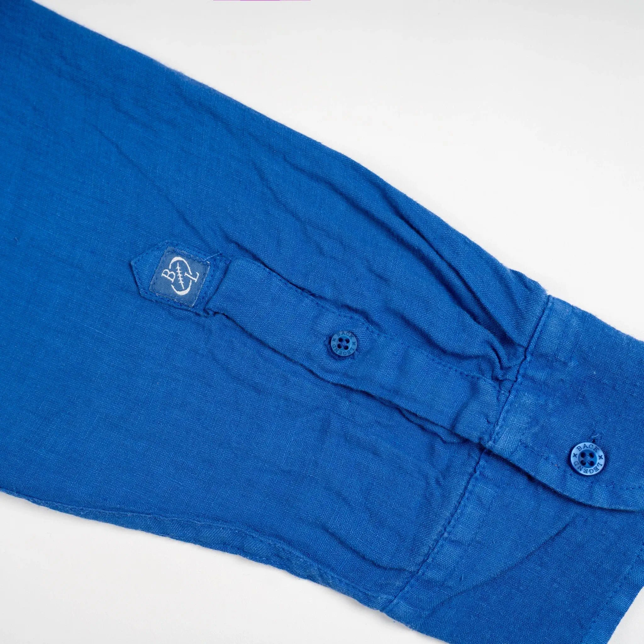 Chemise bleue à manches longues homme en lin BACK to LEGEND (zoom sur la manche)
