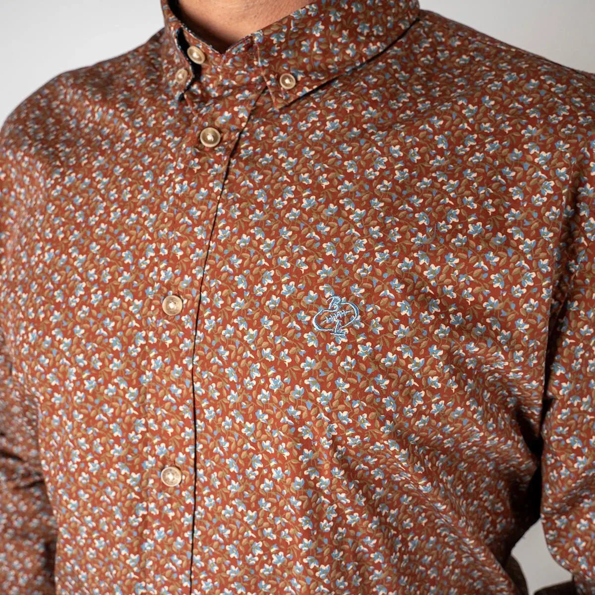 Chemise homme acajou à motif fleuri BACK to LEGEND (zoom poitrine et col)