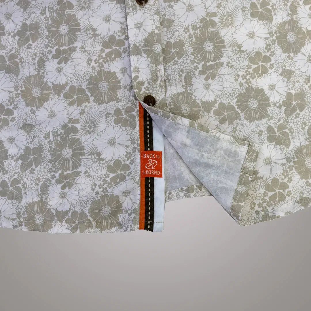 Chemise manches longues blanche à motifs fleuris beiges (as de vêtement)