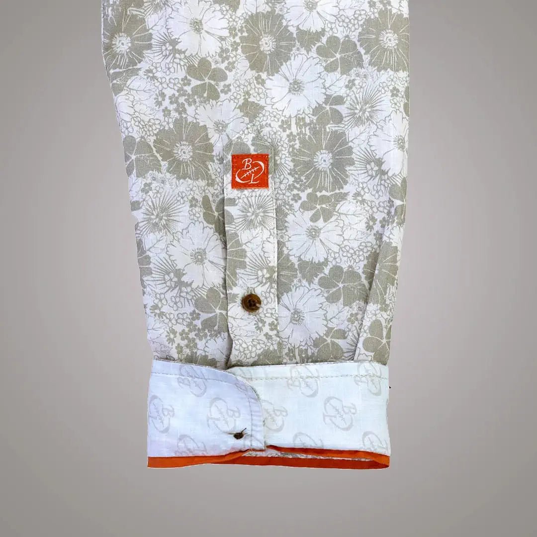 Chemise manches longues blanche à motifs fleuris beiges (zoom finitions des manches)