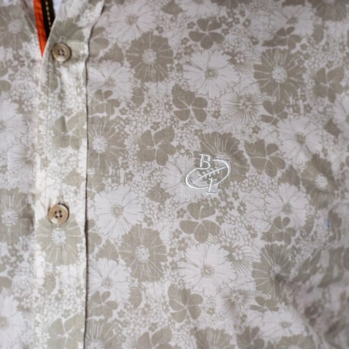 Chemise manches longues blanche à motifs fleuris beiges (zoom tissu)