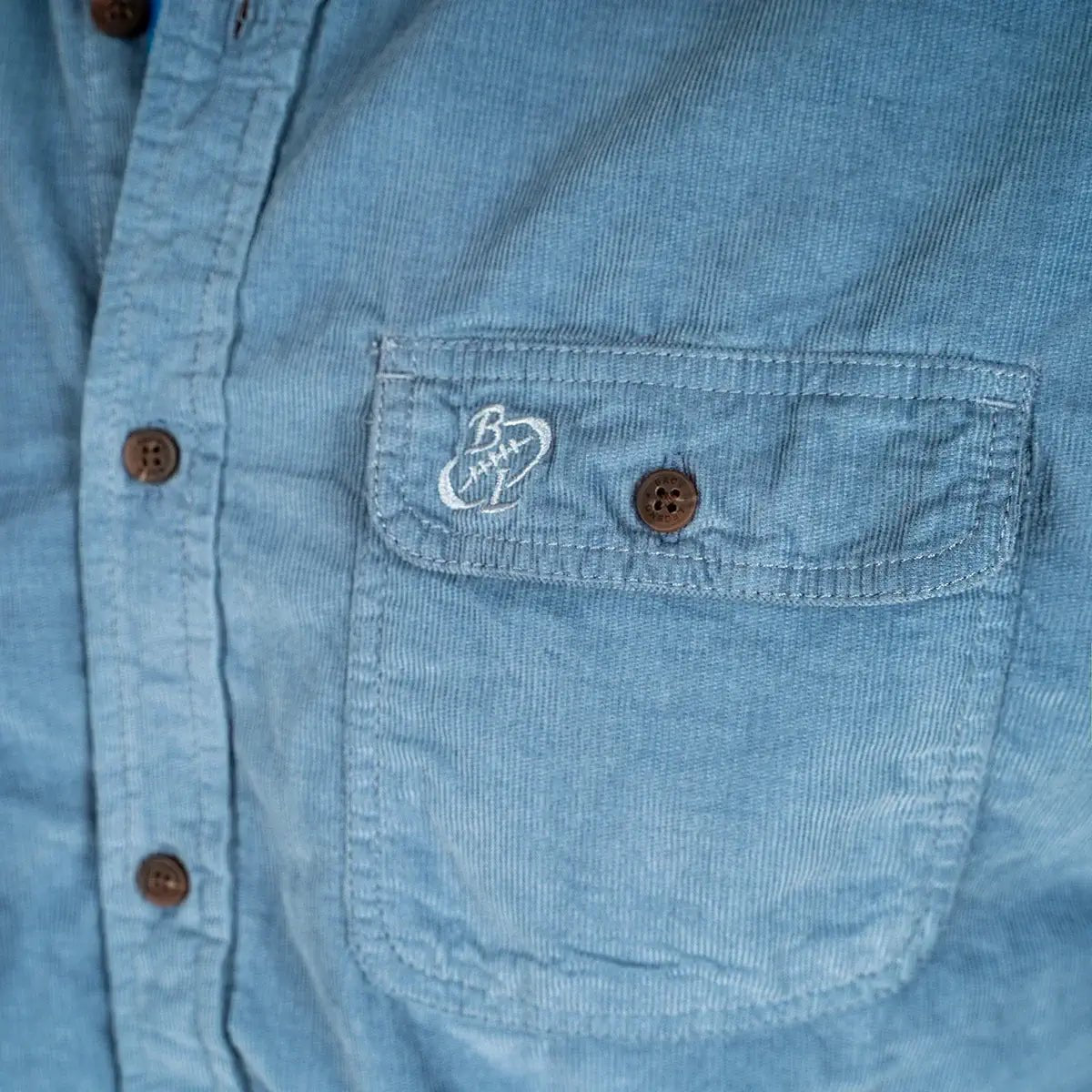 Chemise à manches longues bleu indigo en velours Back to Legend (zoom broderie sur la poche)