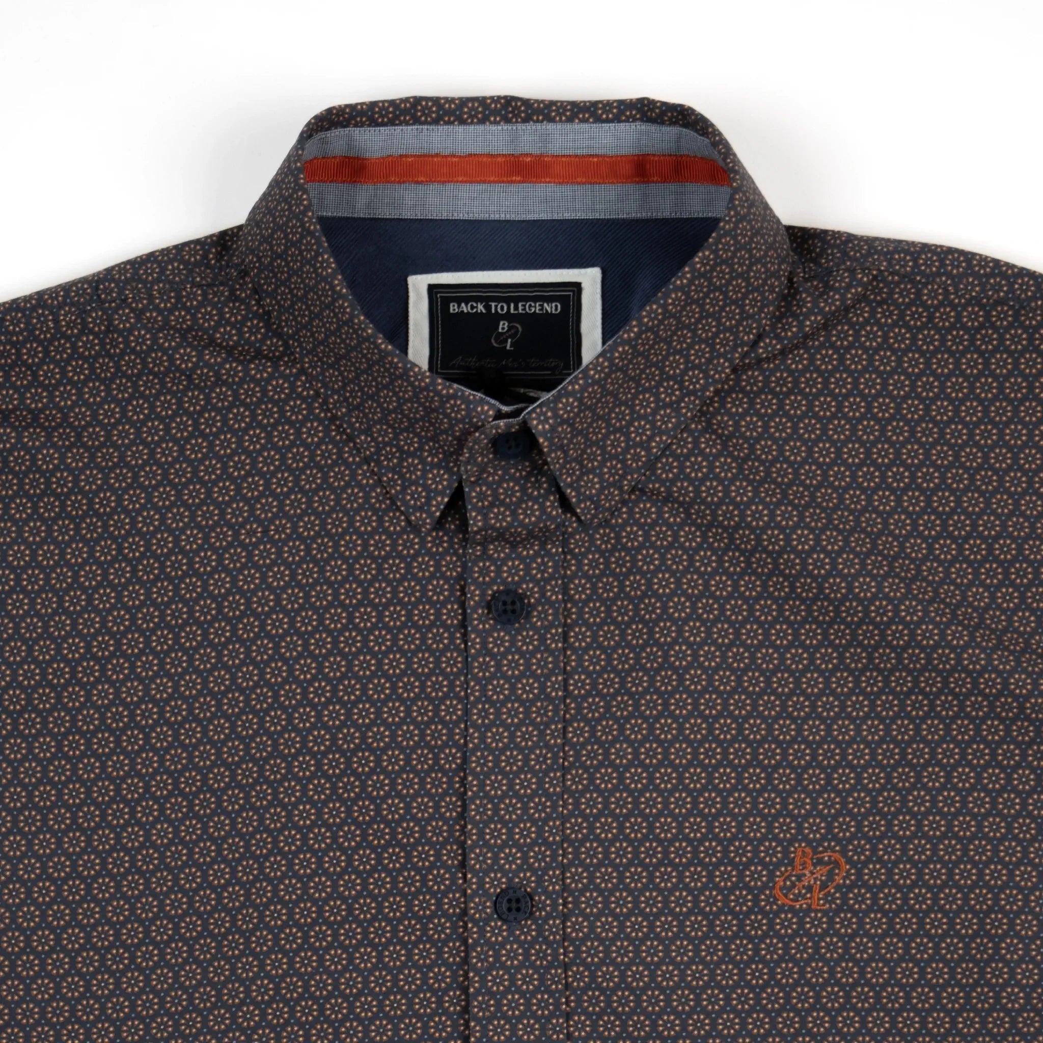 Chemise BACK TO LEGEND à manches longues bleu marine à motif géométrique terracotta (zoom poitrine et col)
