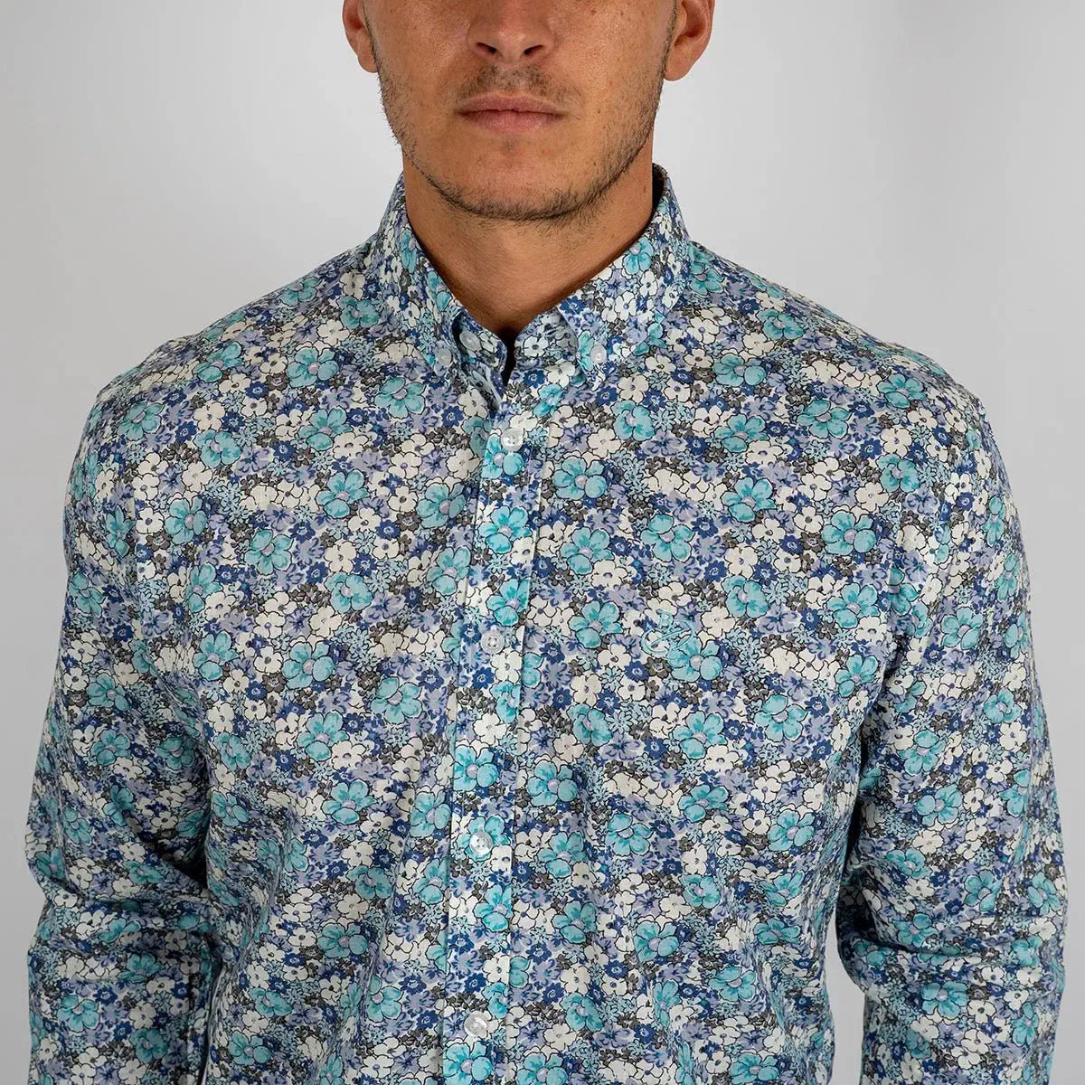 Chemise légère turquoise fleurie à manches longues Blacks Legend (zoom poitrine)