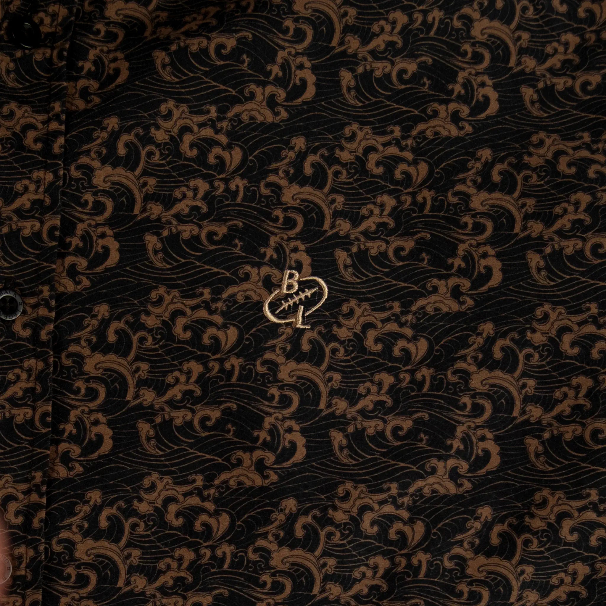Chemise BACK TO LEGEND à manches longues noire à motif cachemire cuivre (zoom broderie signature)