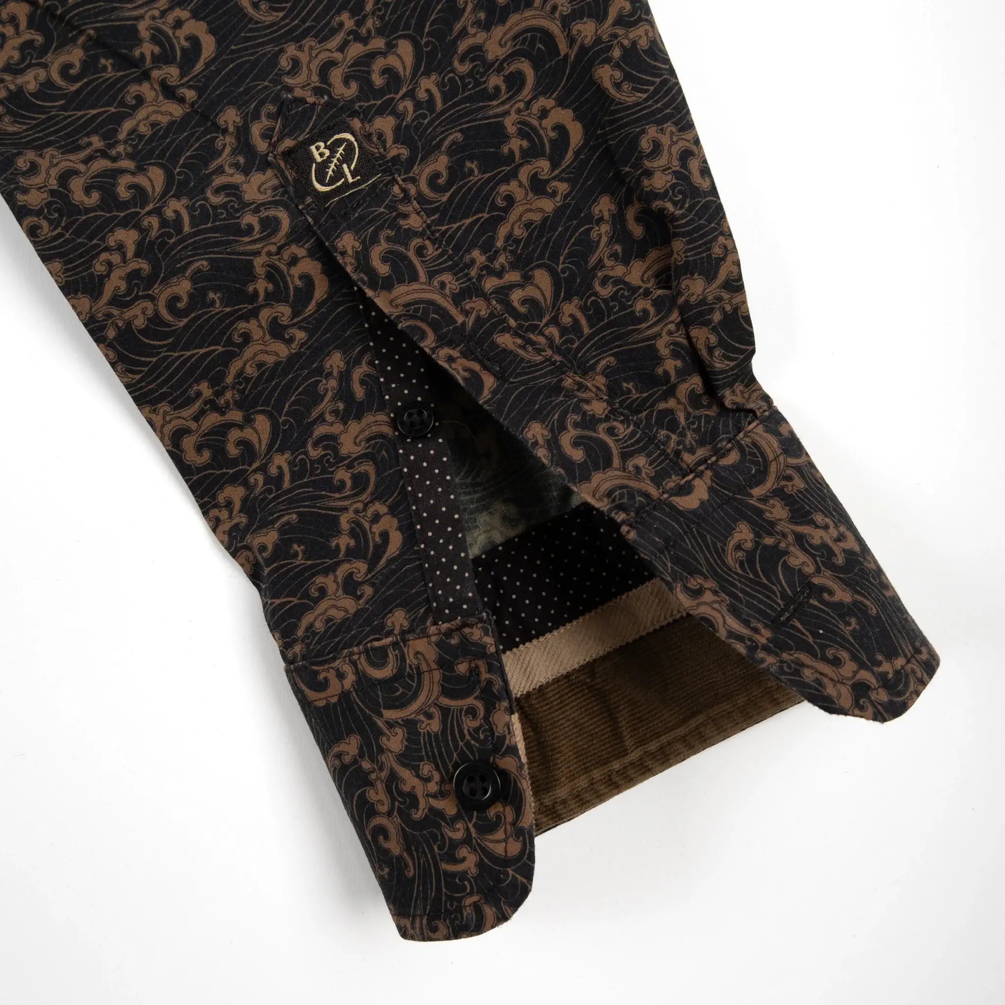 Chemise BACK TO LEGEND à manches longues noire à motif cachemire cuivre (zoom bord de manche)