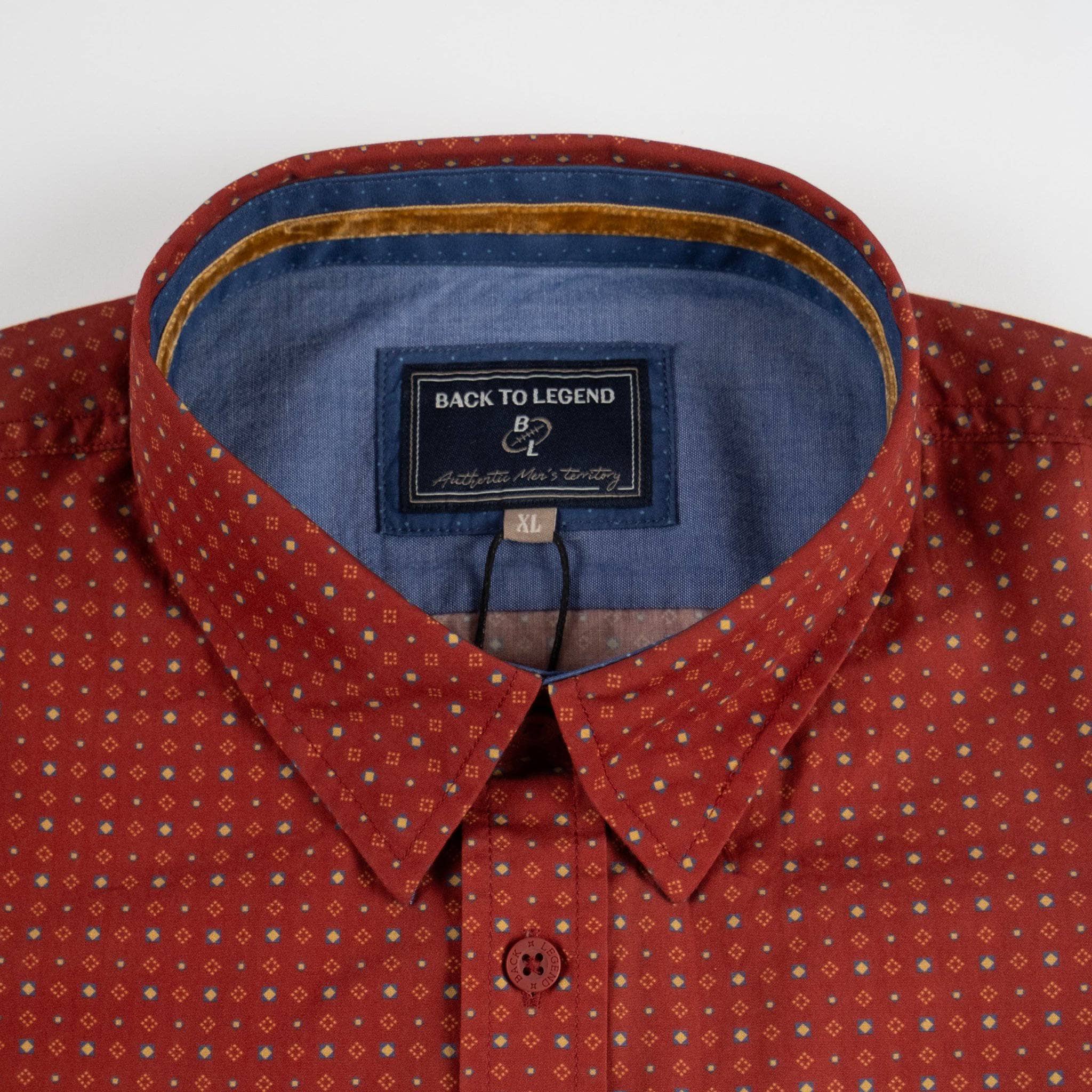 Chemise BACK TO LEGEND homme rouge à manches longues en popline (zoom poitrine et col)