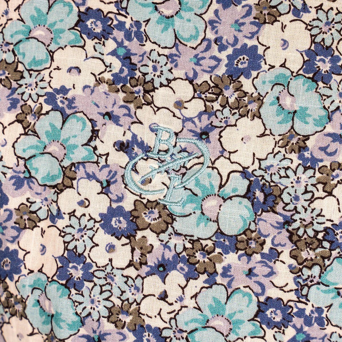 Chemise femme turquoise fleurie à manches longues Blacks Legend (zoom broderie)