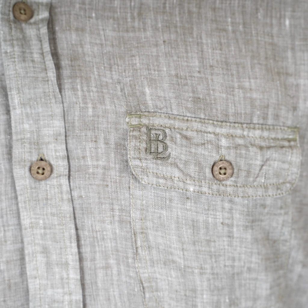 Chemise à manches longues homme vert amande en lin BACK TO LEGEND (zoom poche poitrine)