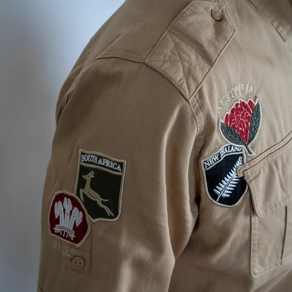 Chemise à manches longues aventuriers Barbarians (zoom blasons)