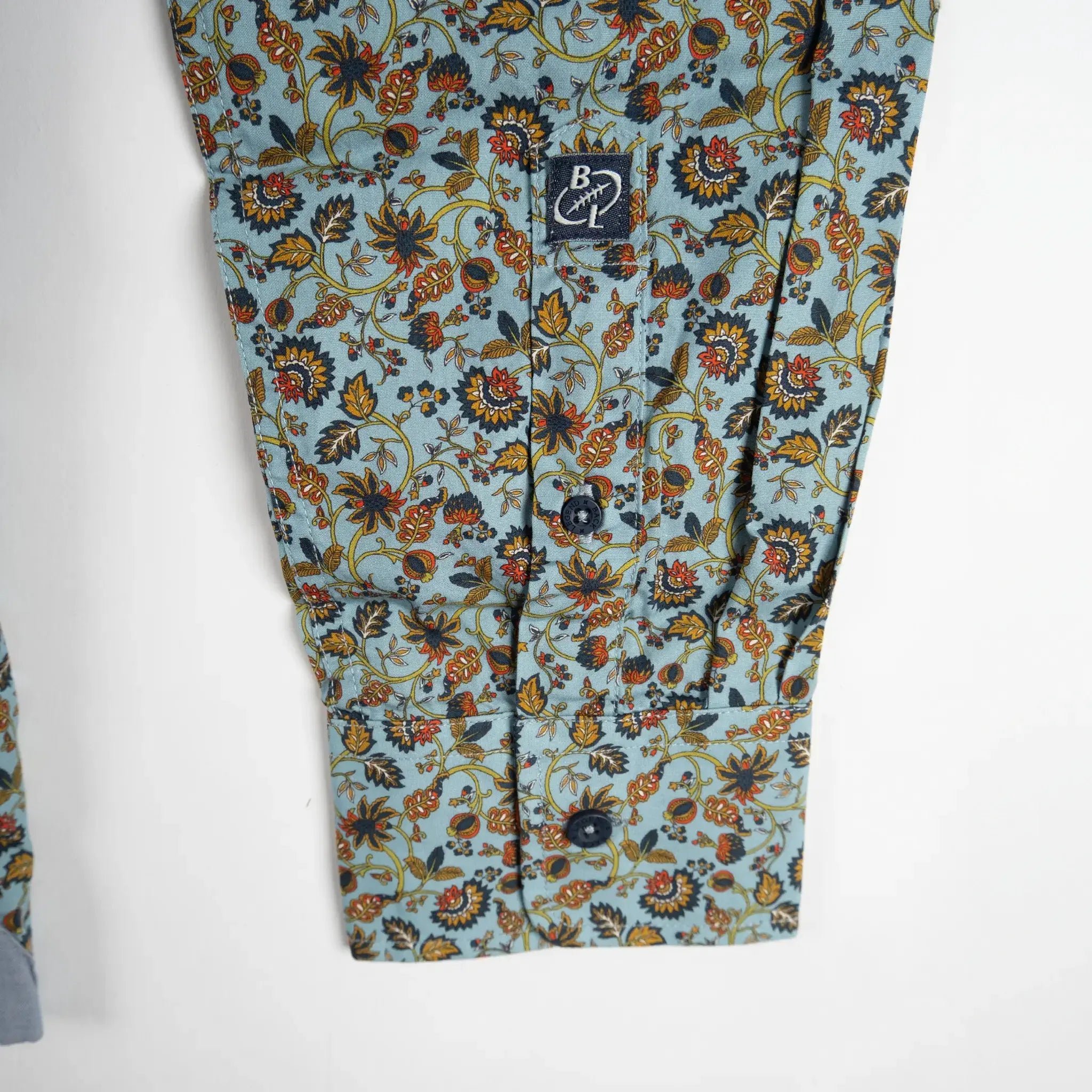 Chemise homme manches longues bleu ciel à imprimé floral BACK TO LEGEND (zoom finitions poignet)